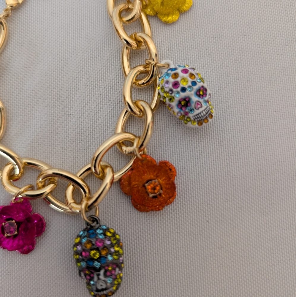 Betsey Johnson Gold Tone Sugar Skull & Flower Charm Bracelet NWT - Picture 5 of 5
